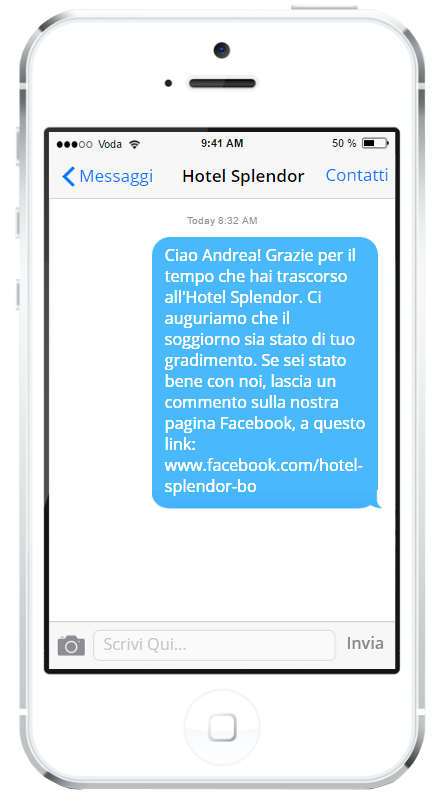 Un iPhone 7 con visualizzato un SMS creato per ottenere più recensioni per un hotel.