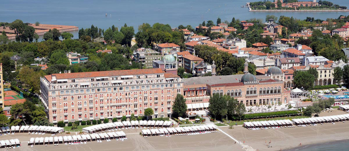 Veduta aerea dell'Hotel Excelsior Venice Lido Resort a Venezia.