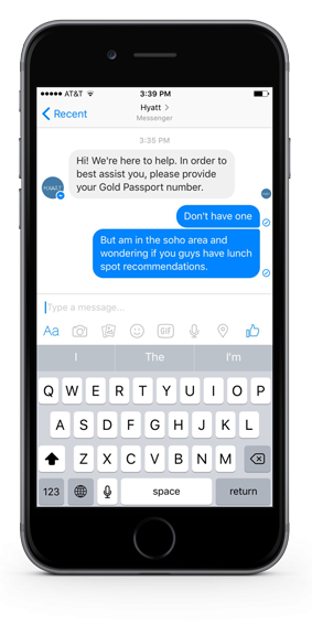 Uno smartphone su cui compare una conversazione tra il servizio clienti della Hyatt Hotels e un ospite.
